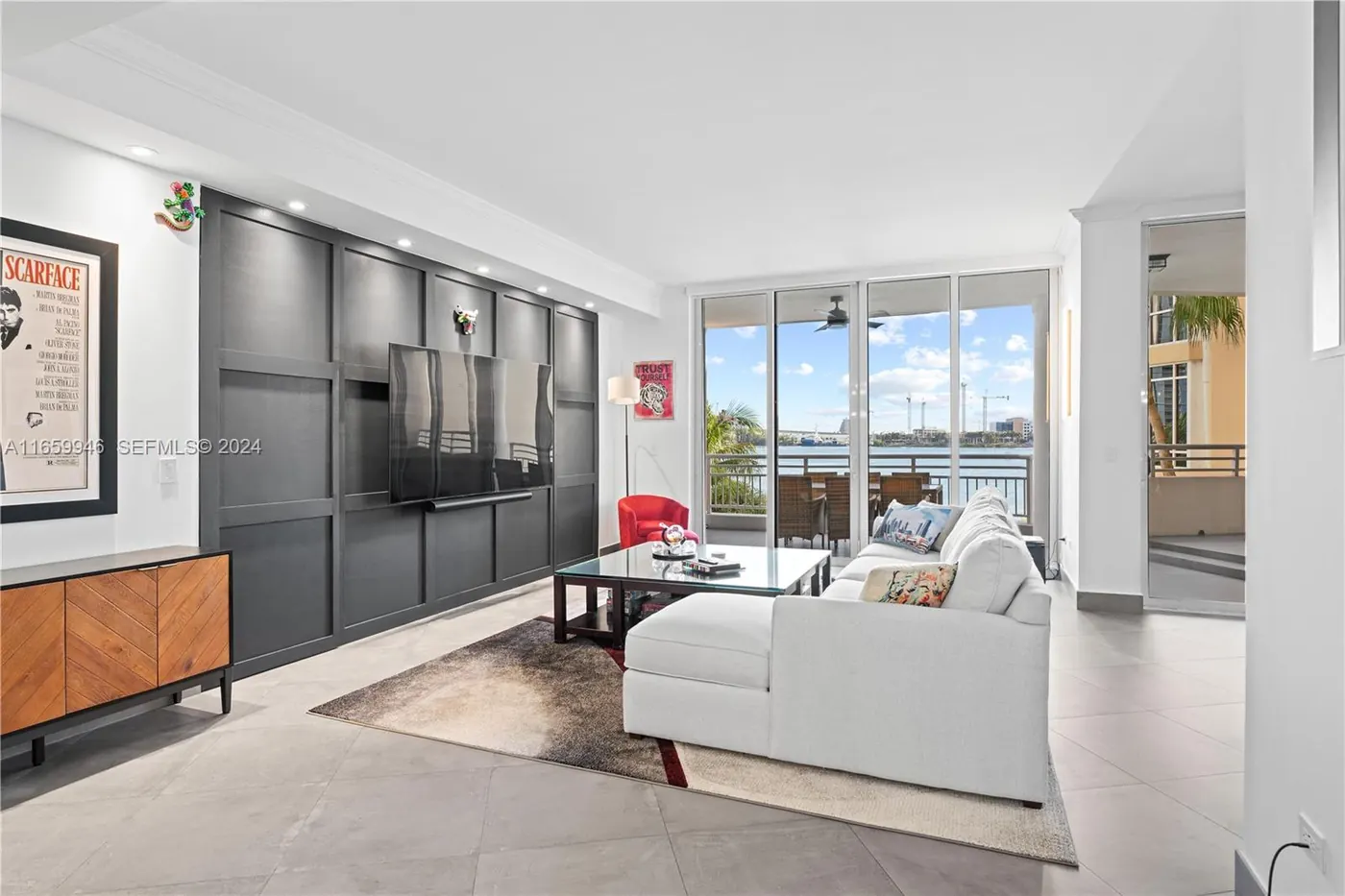 Sala con ventanales de piso a techo con vista al agua en Brickell Key