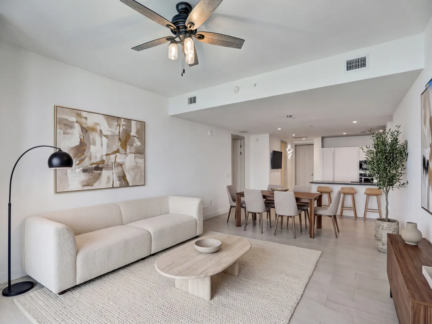 Amplia sala de penthouse con comedor y cocina abierta
