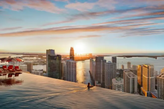 Piscina infinita con vista al horizonte de Miami