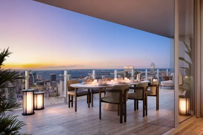 Terraza con comedor exterior en Faena Residences