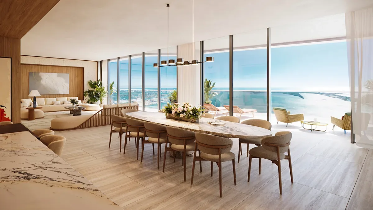 Comedor y sala con ventanales de piso a techo frente a la bahía de Biscayne en Mandarin Oriental